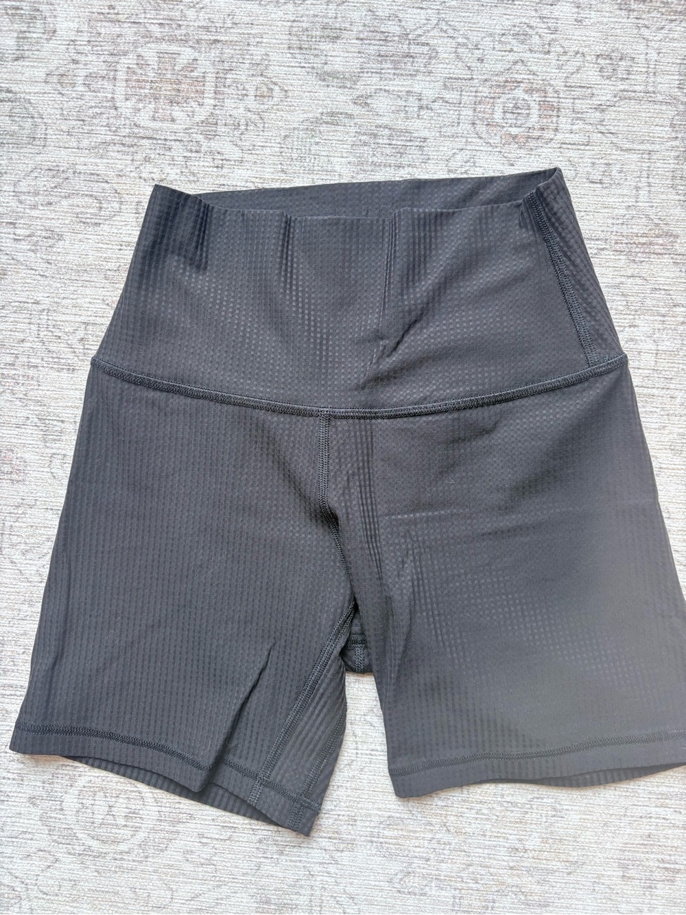 Lululemon High-Rise Yoga Short 6" *Grid Texture
Black - Size 4